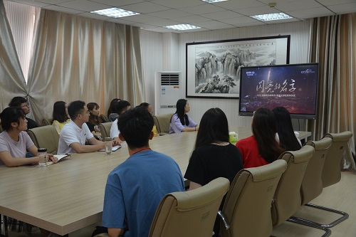beat365平台官方网站组织师生观看2019年最美高校辅导员、大学生发布仪式