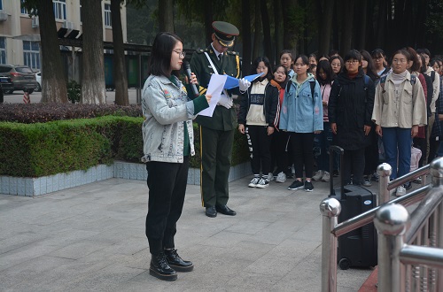 beat365平台官方网站组织学生参加升国旗仪式
