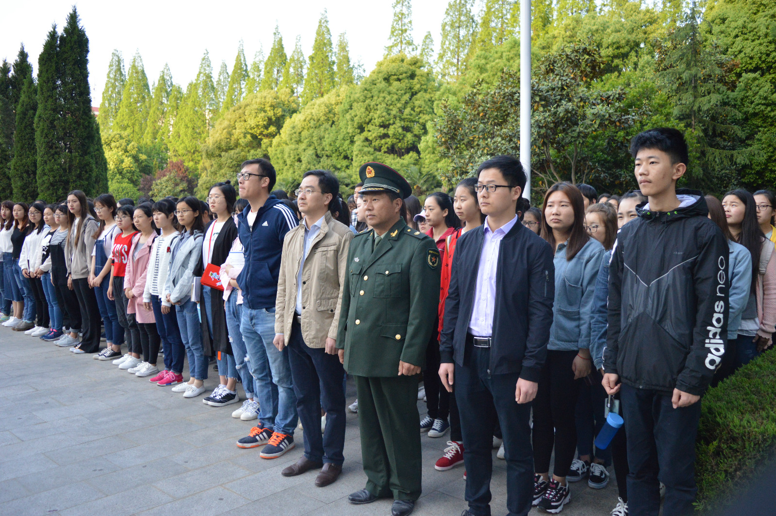 beat365平台官方网站组织学生参加升国旗仪式
