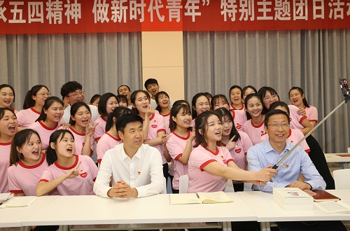 beat365平台官方网站2017级翻译1班团支部举行“传承五四精神 做新时代青年”特别主题团日活动