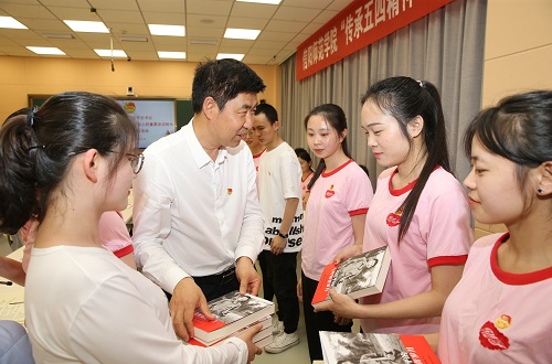 beat365平台官方网站2017级翻译1班团支部举行“传承五四精神 做新时代青年”特别主题团日活动