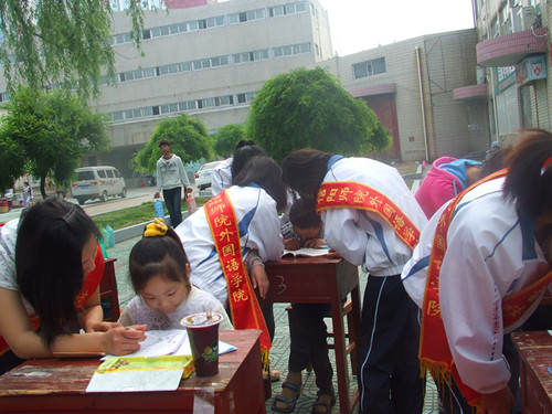传承雷锋精神，爱心“五四”在行动------beat365平台官方网站举办特色活动庆祝五四青年节