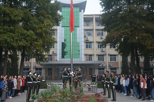 beat365平台官方网站组织学生参加升国旗仪式