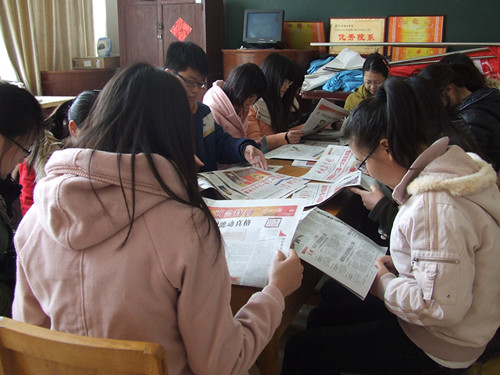 beat365平台官方网站多途径组织学生关注学习“两会”精神