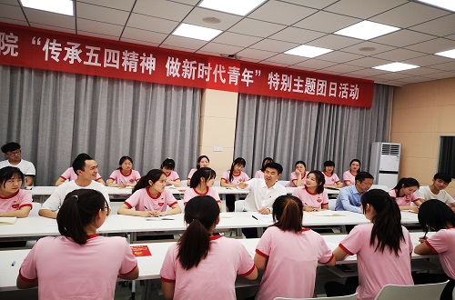 beat365平台官方网站2017级翻译1班团支部举行“传承五四精神 做新时代青年”特别主题团日活动