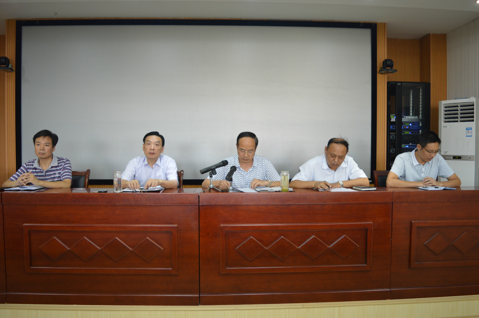 beat365平台官方网站召开新学期教职工大会