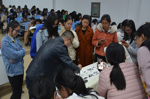 beat365平台官方网站邀请优秀校友为新生作入学教育报告