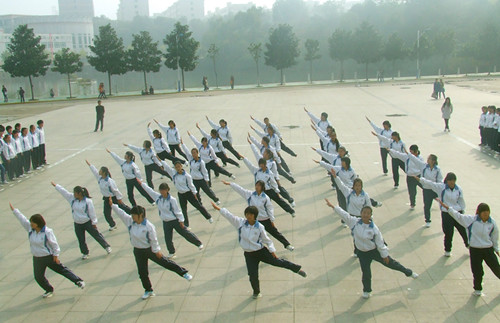beat365平台官方网站举行2012级新生广播操比赛