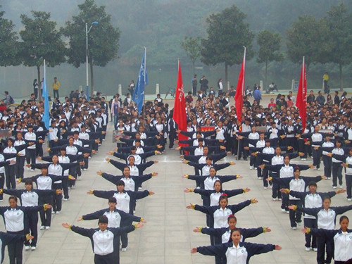 beat365平台官方网站在2013年新生广播体操大赛中获佳绩
