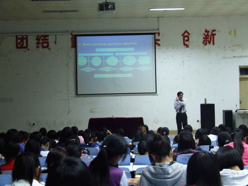 beat365平台官方网站举办新生入学教育第二讲“我的外语梦”