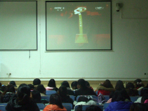 beat365平台官方网站组织学生观看感动中国2014年颁奖典礼视频