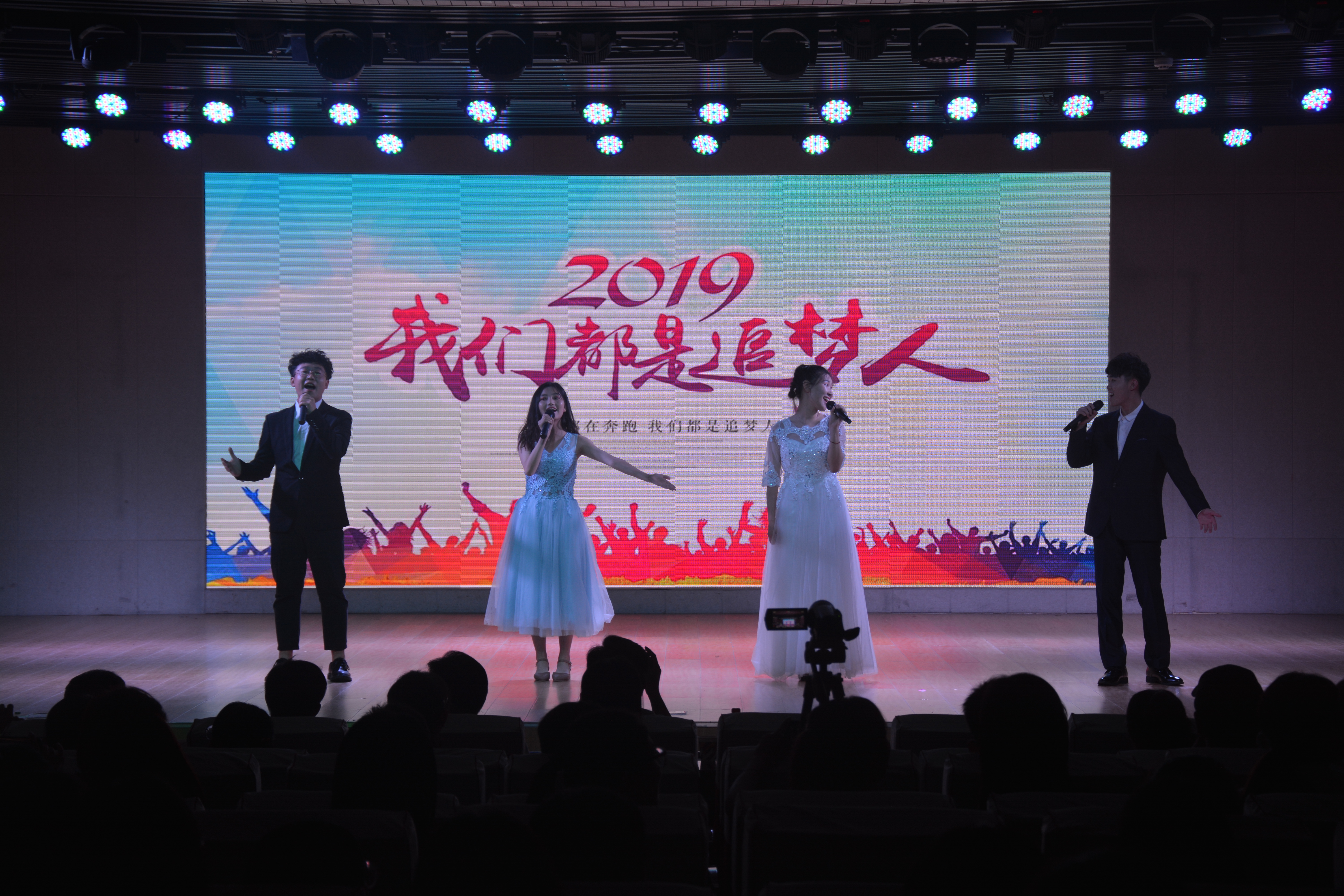 beat365平台官方网站成功举办2019届优秀毕业生颁奖典礼暨欢送毕业生晚会