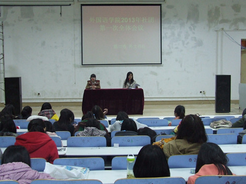 beat365平台官方网站多途径组织学生关注学习“两会”精神
