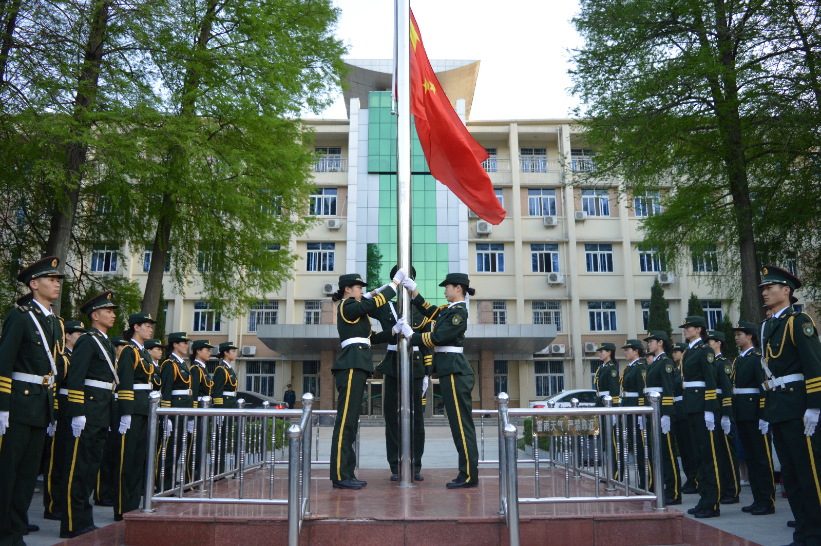 beat365平台官方网站组织学生参加升国旗仪式
